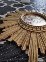 petit miroir soleil en résine dorée des années 50