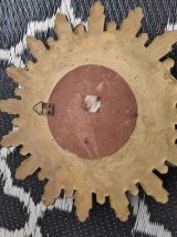 petit miroir soleil en résine dorée des années 50