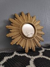 petit miroir soleil en résine dorée des années 50