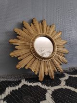 petit miroir soleil en résine dorée des années 50