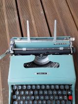 Machine à écrire olivetti lettera 22