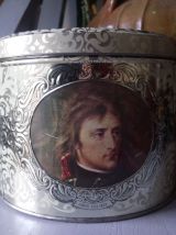 Ancienne boîte à biscuits en tôle repoussée