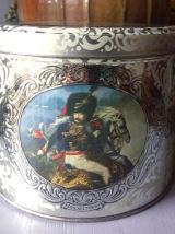 Ancienne boîte à biscuits en tôle repoussée