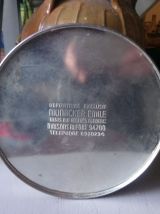 Ancienne boîte à biscuits en tôle repoussée