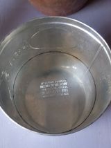 Ancienne boîte à biscuits en tôle repoussée