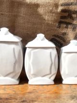 Série de 6 pots à épices en faïence