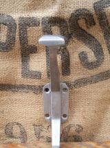 Paire d'anciennes patères d'école 