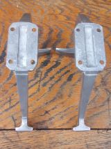 Paire d'anciennes patères d'école 