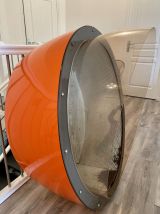 Cabine téléphonique vintage orange