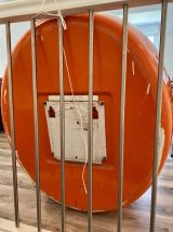 Cabine téléphonique vintage orange