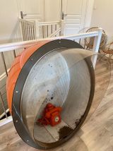 Cabine téléphonique vintage orange