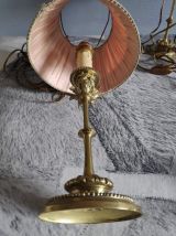 paire de lampes bougeoir en laiton et abat-jour d'époque 