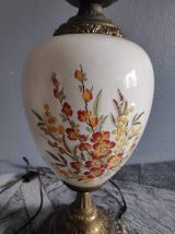 lampe ancienne, pied céramique blanche avec fleurs et laiton