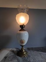 lampe ancienne, pied céramique blanche avec fleurs et laiton