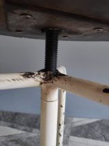 tabouret d'atelier 3 pieds métal blanc avec axe fileté 