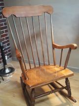 rocking chaire brun et bois naturel  teintes suptiles 1970s 