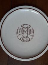 Une paire d'assiettes art-déco