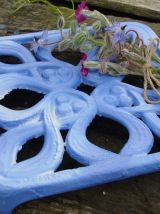 Dessous de plat vintage en fonte bleu