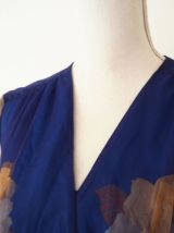 Longue robe vaporeuse et bucolique bleue marine motifs fleur