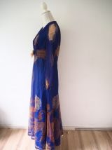 Longue robe vaporeuse et bucolique bleue marine motifs fleur
