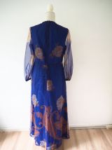 Longue robe vaporeuse et bucolique bleue marine motifs fleur