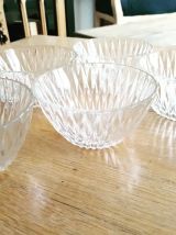 6 coupelles à fruits en verre taillé. 