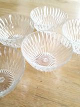 6 coupelles à fruits en verre taillé. 