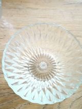 6 coupelles à fruits en verre taillé. 