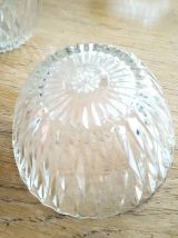 6 coupelles à fruits en verre taillé. 