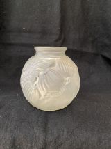 Vase en verre moulé décor floral - Années 30