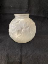 Vase en verre moulé décor floral - Années 30