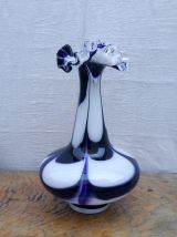 Joli vase en opaline avec col dentelé