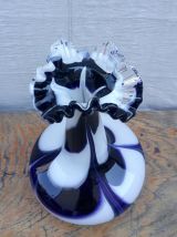 Joli vase en opaline avec col dentelé