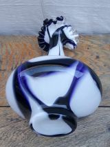 Joli vase en opaline avec col dentelé