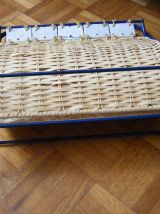 Porte-revues Vintage fer forgé bleu, osier et céramique