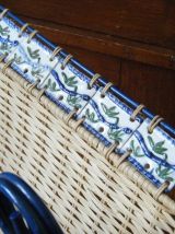 Porte-revues Vintage fer forgé bleu, osier et céramique