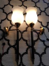 appliques flambeaux laiton et métal noir, tulipes en opalIne