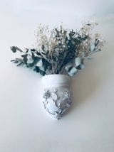 Vase mural ex-voto antique en porcelaine