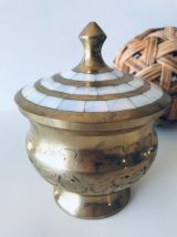 Boîte ou bonbonnière en laiton et nacre