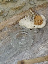 Adorable petit pichet vintage en verre moulé