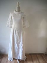 Longue robe de mariée blanche satinée traîne boutons 30s 40s