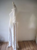 Longue robe de mariée blanche satinée traîne boutons 30s 40s
