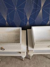 chevets blancs craquelés et décoration en laiton avec tiroir