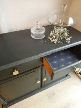 Buffet noir boutons dorés