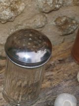 Duo de saupoudreuses vintage en verre