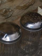 Duo de saupoudreuses vintage en verre