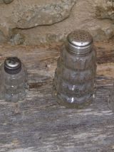3 saupoudreuses sel-poivre-sucre anciennes en verre taillé