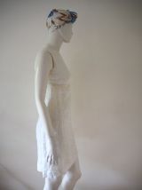 Robe trapèze chic blanche brodée perlée vintage 60's