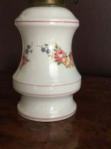 Petite lampe a pétrole en porcelaine 