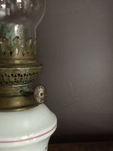 Petite lampe a pétrole en porcelaine 